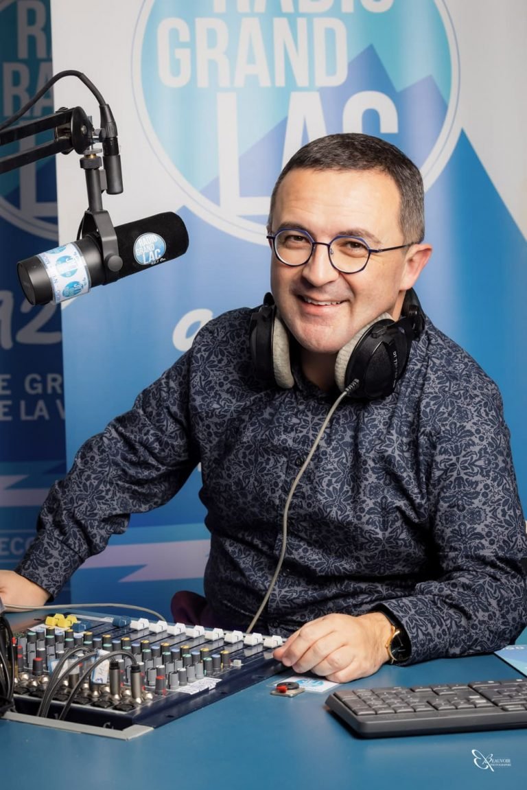 Jean-Pierre : Directeur d'Antenne